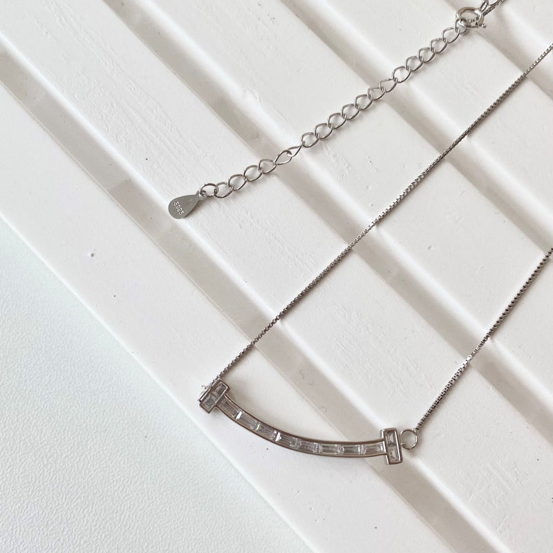 Elegant Curve Necklace