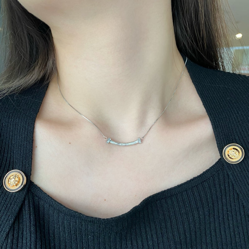 Elegant Curve Necklace