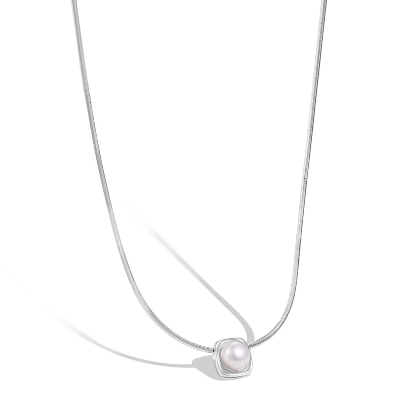 Luna Pearl Necklace